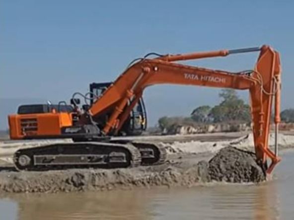 210 LC Tata Hitachi  with bouket.jpg